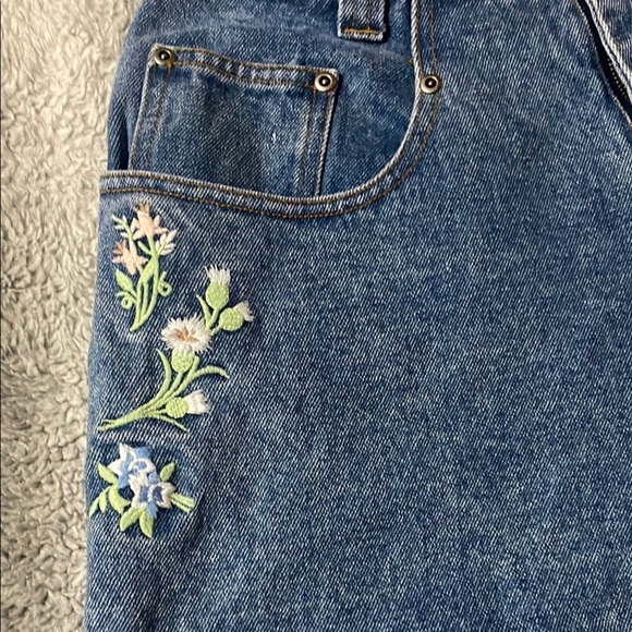 The Beverly hills Embroidered Denim Shorts with Floral Design 100% cotton - Picture 2 of 5